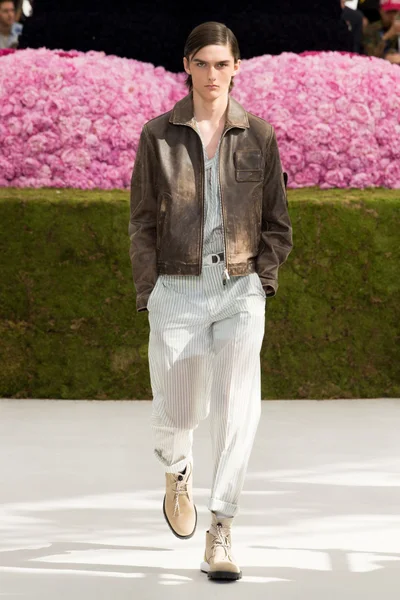 Look 10